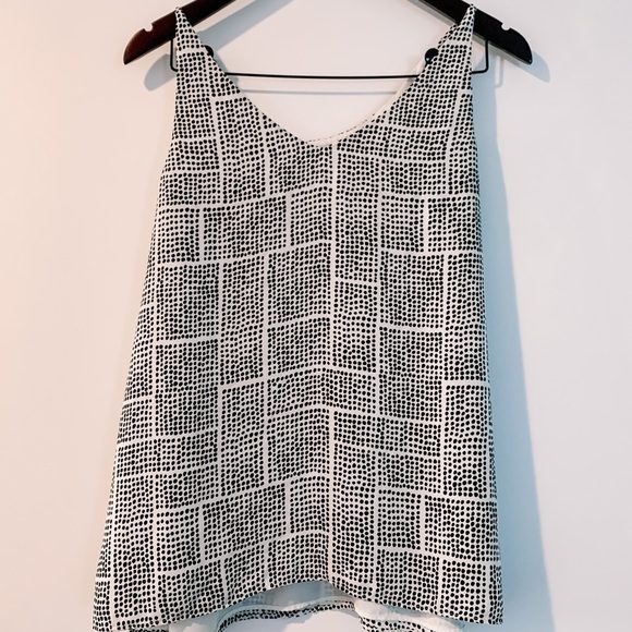 Reitmans Tops - 🦩2/$25 Reitmans / Abstract Tank Top - Size M